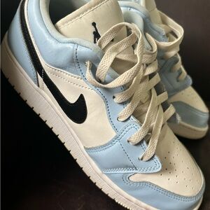 Air Jordan’s barely worn with crease protectors size 7